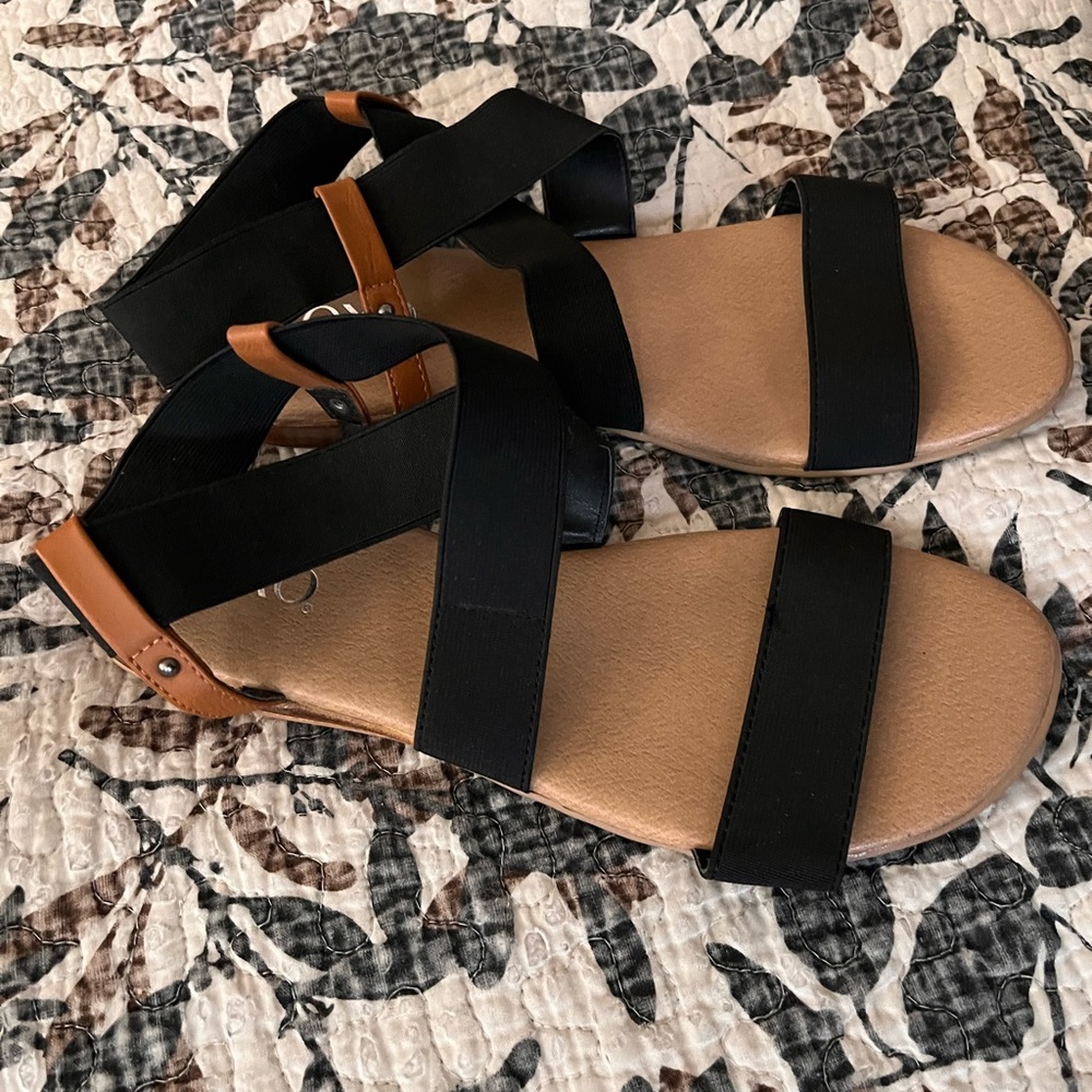 NWOT size 10 XOXO black and brown sandals